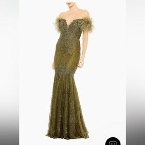 Mac Duggal
Off-The-Shoulder Feather Embellished Mermaid Gown